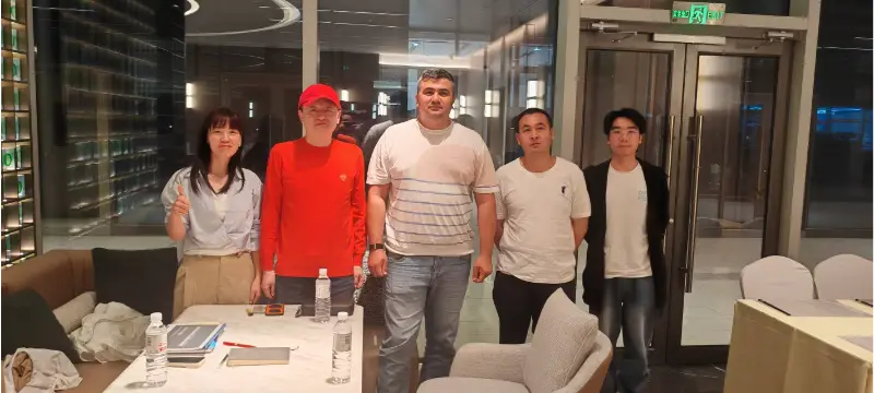 Liesa разговара за бизнис со клиент од Централна Азија